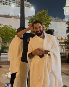 أحمد حاتم يشارك جمهوره صورًا لأداء مناسك العمرة قبل طرح فيلم «ريد فلاج»