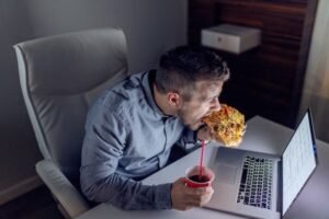 ماذا يحدث للجسم عند الأكل بسرعة؟ تأثير تناول الطعام بسرعة على الهضم والصحة