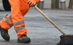 احترام عامل النظافة يكشف الكثير عن شخصية الإنسان.. لماذا يعكس التعامل مع العمال أخلاقنا؟