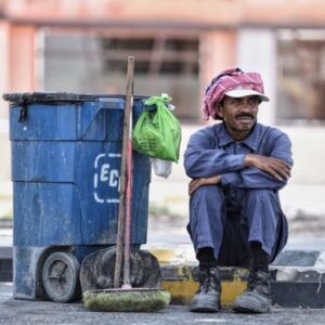 احترام عامل النظافة يكشف الكثير عن شخصية الإنسان.. لماذا يعكس التعامل مع العمال أخلاقنا؟