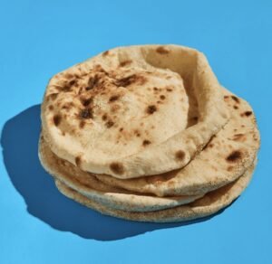 لماذا يصبح الخبز قاسيًا سريعًا؟ وكيف تحافظين على طراوته