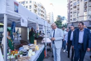سوق اليوم الواحد للمزارعين في الإسكندرية.. محافظ الإسكندرية يتفقد فعاليات زيزينيا لدعم المنتج والمستهلك