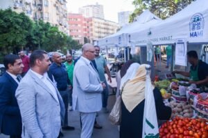 سوق اليوم الواحد للمزارعين في الإسكندرية.. محافظ الإسكندرية يتفقد فعاليات زيزينيا لدعم المنتج والمستهلك