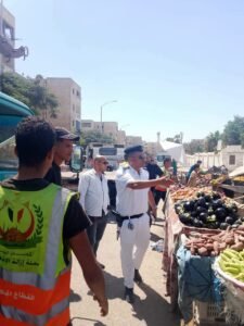 إخلاء سوق خضار عشوائي بالحي الـ12 في 6 أكتوبر والتحفظ على 12 شمسية و12 ترابيزة