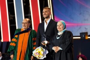 إبراهيم عبد الجواد يحتفي بتكريم الجامعة الكندية ويشارك الطلاب فرحة التخرج