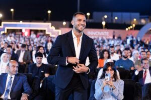 إبراهيم عبد الجواد يحتفي بتكريم الجامعة الكندية ويشارك الطلاب فرحة التخرج