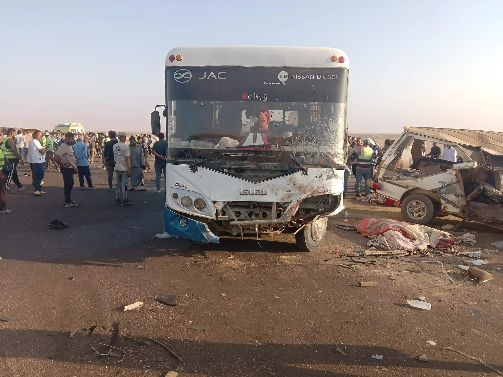 حادث الإسماعيلية.. مصرع 3 أشخاص وإصابة 11 في تصادم أتوبيس وسيارة نقل واشتعال النيران