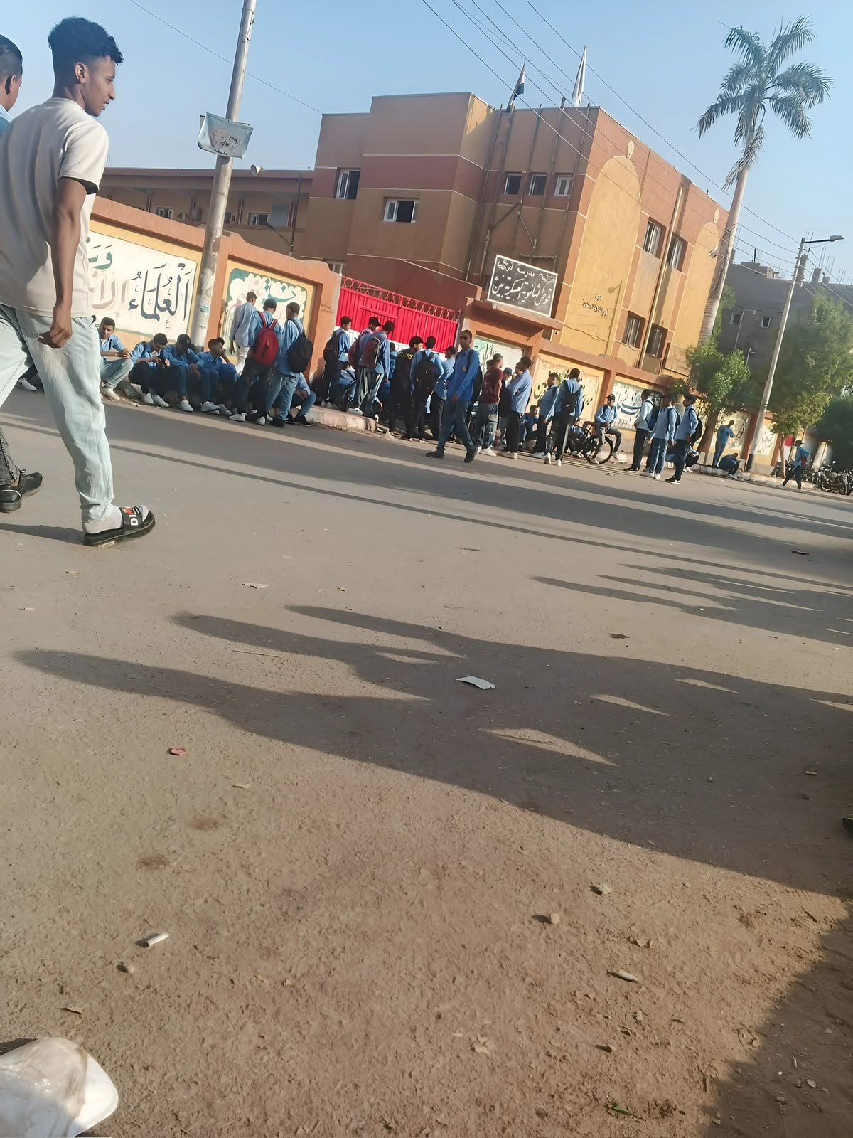 منع طلاب من دخول مدرسة قوص بسبب التأخير.. طالب يكشف التفاصيل ووزارة التعليم تؤكد أهمية الالتزام بالحضور