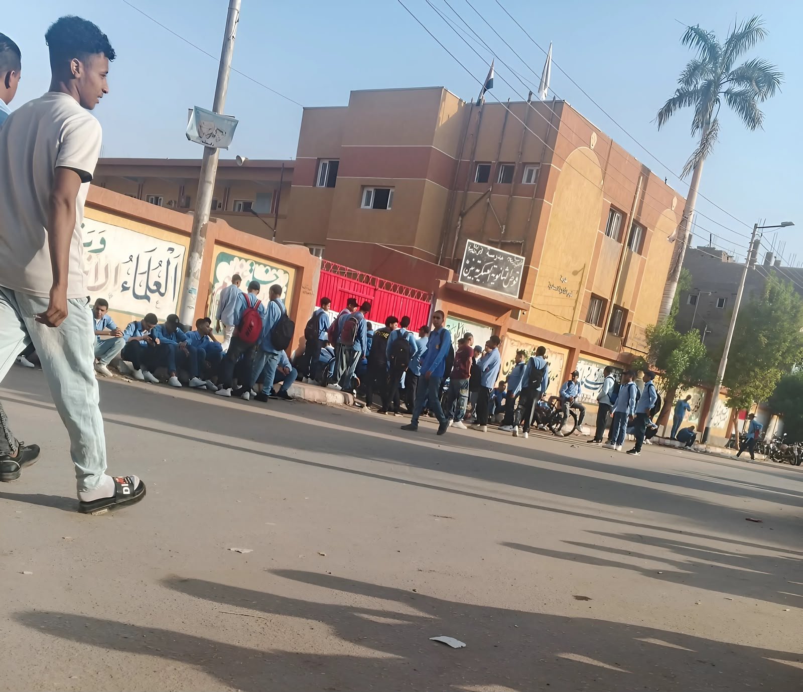 منع طلاب من دخول مدرسة قوص بسبب التأخير.. طالب يكشف التفاصيل ووزارة التعليم تؤكد أهمية الالتزام بالحضور