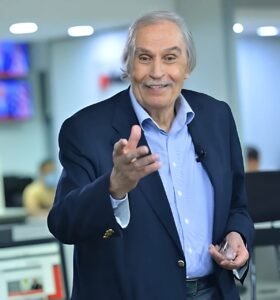 عزت العلايلي في ذكرى ميلاده.. مسيرة فنية استثنائية صنعت واحدًا من أبرز نجوم السينما المصرية