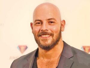 أحمد التهامي يكشف كواليس عمله مع عادل إمام: «أنقذني من الموت في أمير الظلام»