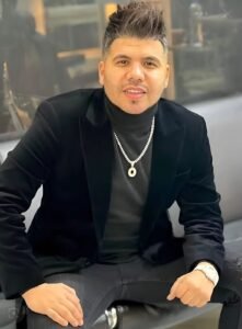 عمر كمال يعلن أحدث خطواته الفنية بعد أيام من الافتتاح.. ظهور جديد أمام «OK Music Production» 2 عمر كمال يعلن أحدث خطواته الفنية بعد أيام من الافتتاح.. ظهور جديد أمام «OK Music Production»