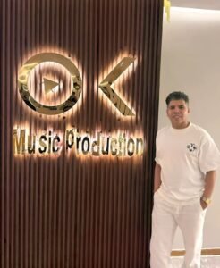 عمر كمال يعلن أحدث خطواته الفنية بعد أيام من الافتتاح.. ظهور جديد أمام «OK Music Production» 3 عمر كمال يعلن أحدث خطواته الفنية بعد أيام من الافتتاح.. ظهور جديد أمام «OK Music Production»