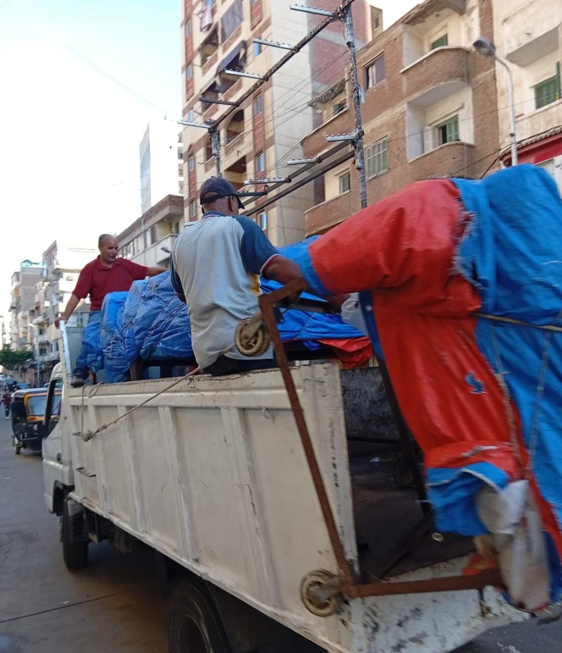 محافظ الإسكندرية يشدد على تكثيف حملات إزالة الإشغالات والتفتيش على الأسواق.. غلق 131 منشأة وتحرير 1239 محضرًا خلال أسبوع