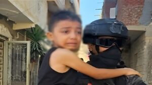 احتجاز زوجته وطفليه وتهديدهم بالقتل.. مصرع عنصر جنائي خطير بعد تبادل إطلاق النار مع الشرطة بمطروح 2 احتجاز زوجته وطفليه وتهديدهم بالقتل.. مصرع عنصر جنائي خطير بعد تبادل إطلاق النار مع الشرطة بمطروح