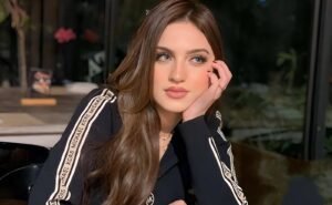 ياسمين عز تثير الجدل بتصريحاتها لطالبات المدارس: «لمي شعرك.. إحنا مش رايحين فرح»