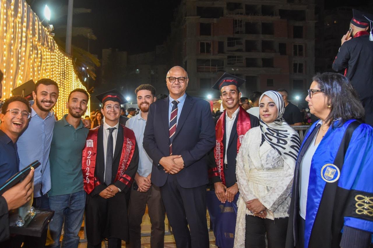 محافظ الإسكندرية يشهد حفل تخرج الدفعة 80 من كلية الهندسة جامعة الإسكندرية ويوجه رسالة للخريجين 3 محافظ الإسكندرية يشهد حفل تخرج الدفعة 80 من كلية الهندسة جامعة الإسكندرية ويوجه رسالة للخريجين