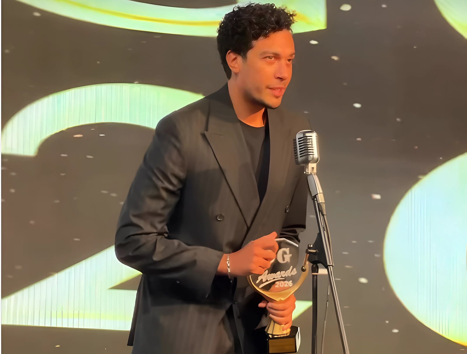 أحمد عبدالوهاب يمازح الجمهور في حفل دير جيست 2026: «مش هطول عشان ظهري»
