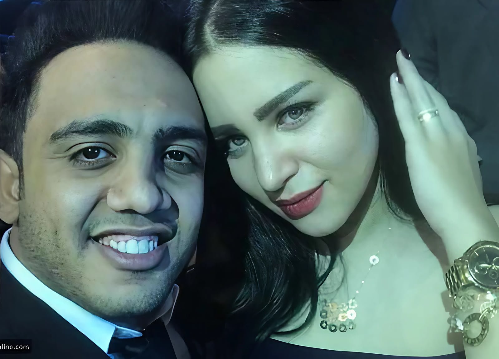 أوس أوس يكشف تفاصيل بداياته الفنية ودور زوجته في مسيرته: «مراتي كانت بتقبض أكتر مني»