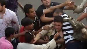 بسبب خلافات الجيرة.. القبض على طرفي مشاجرة في الجيزة بعد تداول فيديو للتعدي بعصا خشبية