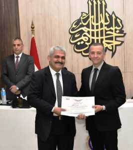 محافظ أسوان يكرم نماذج مشرفة من العاملين بالجهاز التنفيذي تقديرًا لجهودهم في خدمة المواطنين