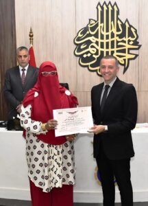 محافظ أسوان يكرم نماذج مشرفة من العاملين بالجهاز التنفيذي تقديرًا لجهودهم في خدمة المواطنين