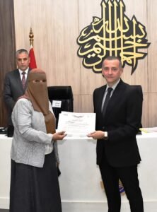 محافظ أسوان يكرم نماذج مشرفة من العاملين بالجهاز التنفيذي تقديرًا لجهودهم في خدمة المواطنين