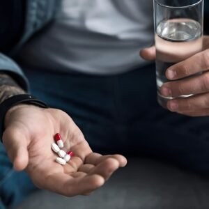 أضرار زيادة جرعة الدواء.. أعراض خطيرة قد تبدأ بالغثيان وتنتهي بفقدان الوعي 2 أضرار زيادة جرعة الدواء.. أعراض خطيرة تبدأ بالغثيان وقد تصل إلى فقدان الوعي