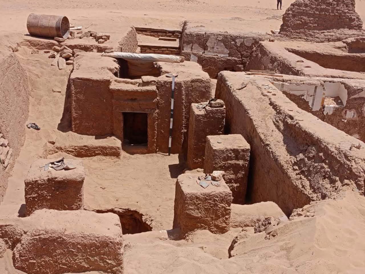 كشف أثري جديد بالواحات الداخلة.. مقبرة هرمية من العصر الروماني تضم نقوشًا نادرة ومرثية باليونانية القديمة