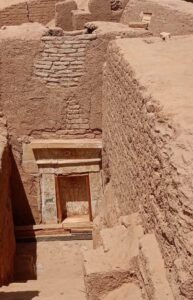 كشف أثري جديد بالواحات الداخلة.. مقبرة هرمية من العصر الروماني تضم نقوشًا نادرة ومرثية باليونانية القديمة