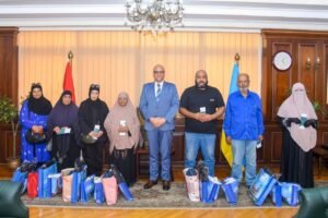 محافظة الإسكندرية تسلّم 6 رحلات عمرة لأسر الشهداء والأمهات المكافحات بدعم من صندوق تحيا مصر