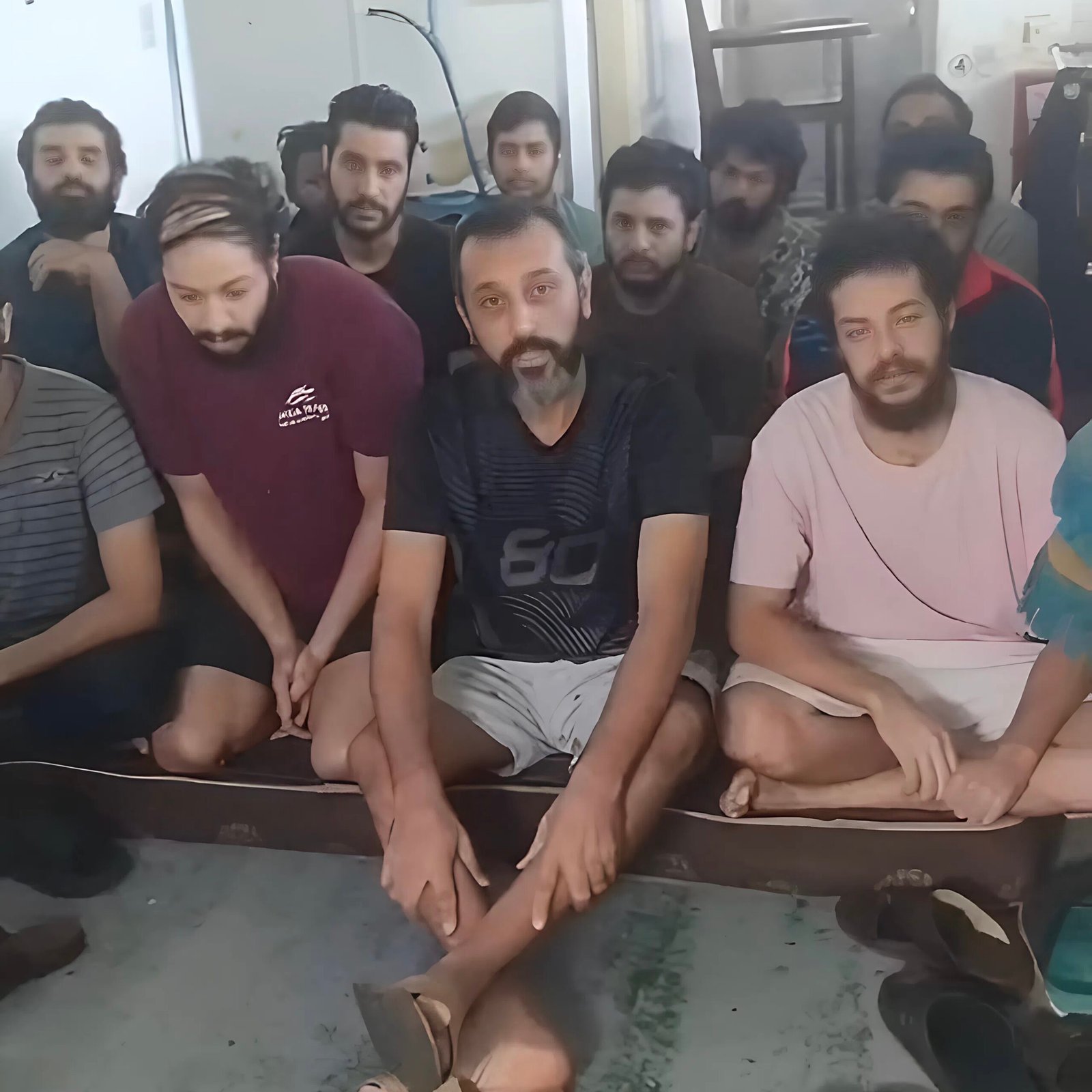 الإفراج عن البحارة المصريين الثمانية المختطفين قبالة سواحل الصومال بعد جهود مصرية مكثفة 4 الإفراج عن البحارة المصريين الثمانية المختطفين قبالة سواحل الصومال بعد جهود مصرية مكثفة
