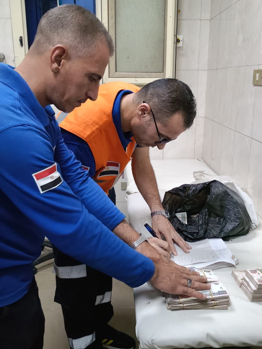 حادث كفر شكر.. الإسعاف يعيد ربع مليون جنيه لأسرة مصاب بعد العثور عليها داخل موقع التصادم