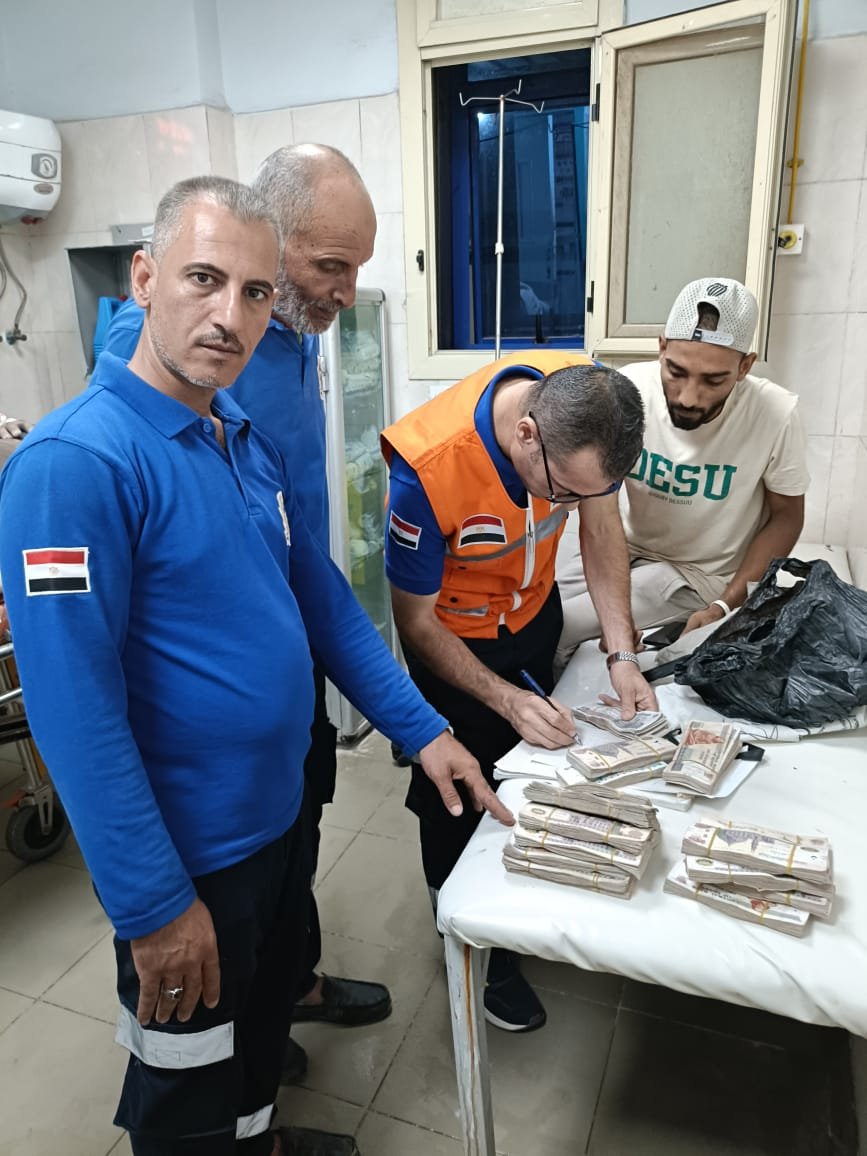 حادث كفر شكر.. الإسعاف يعيد ربع مليون جنيه لأسرة مصاب بعد العثور عليها داخل موقع التصادم