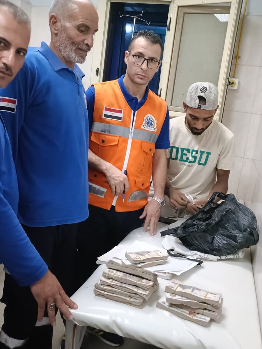 حادث كفر شكر.. الإسعاف يعيد ربع مليون جنيه لأسرة مصاب بعد العثور عليها داخل موقع التصادم