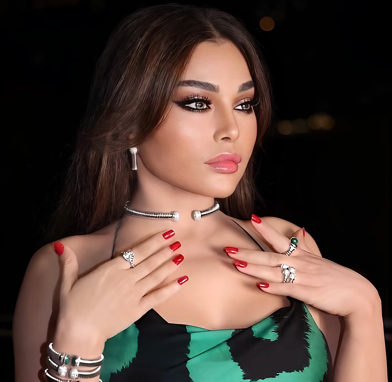 هيفاء وهبي تكشف أول تعليق بعد سقوطها على المسرح في حفل زفاف نجل جوليا بطرس