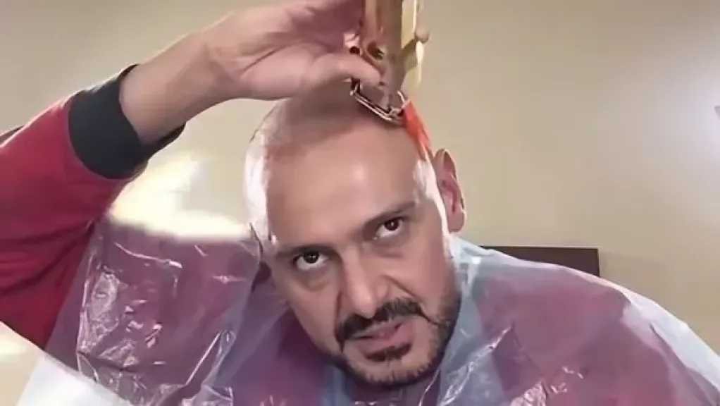 رامز جلال يفاجئ جمهوره بحلاقة شعره «زيرو»: «ارجع لقرعتك»