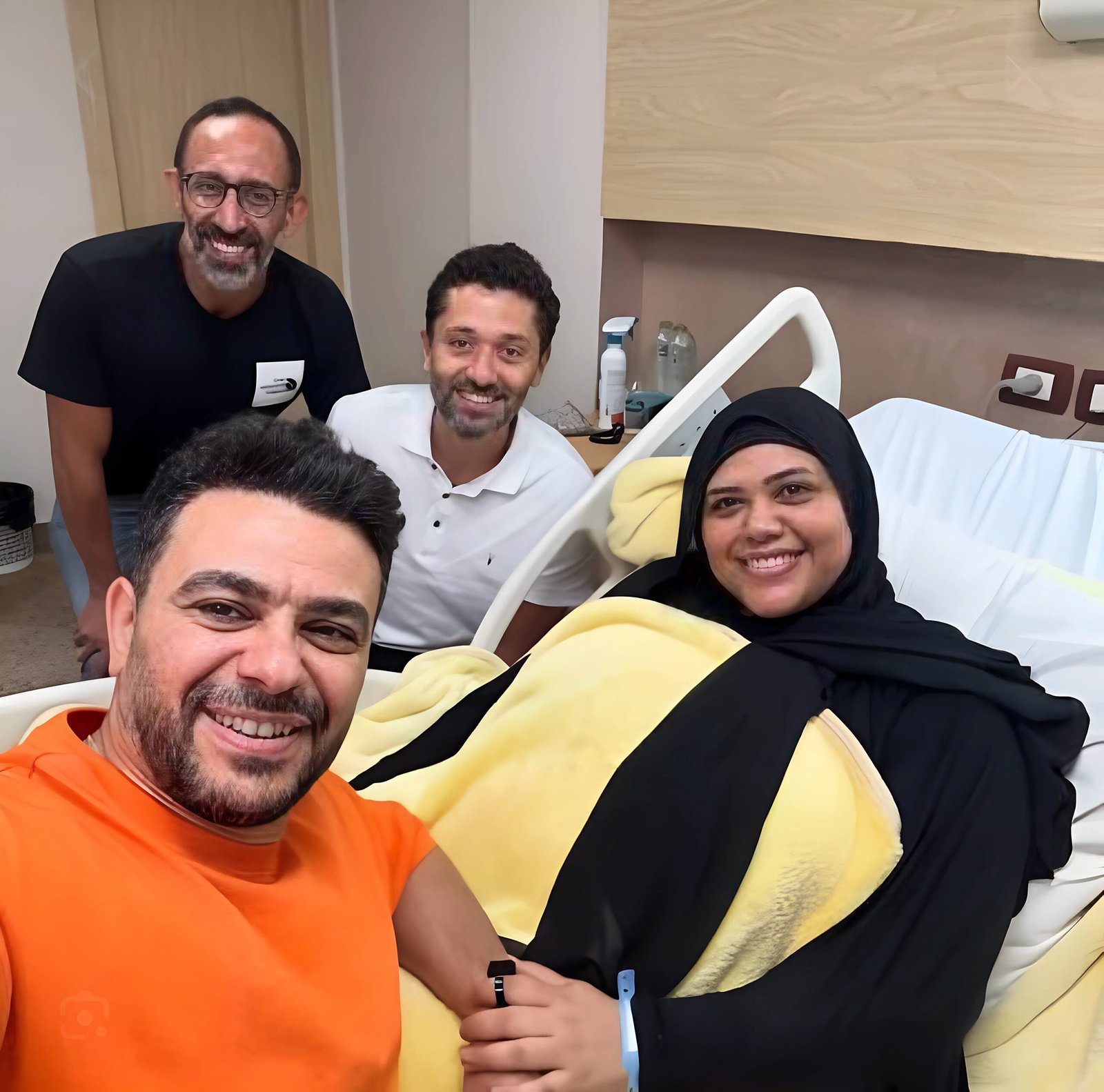 كريم الحسيني يطلب الدعاء لزوجته بعد تعرضها لأزمة صحية: «سلسلة من الابتلاءات الكبيرة»