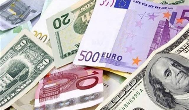 ويعتمد عدد من المواطنين والشركات على متابعة سعر اليورو عند التخطيط للتحويلات المالية أو التعاملات التجارية المرتبطة بالدول الأوروبية، خاصة أن أي تغير في أسعار الصرف قد ينعكس على قيمة المبالغ التي يتم تحويلها أو استبدالها.سعر الدولار مقابل الجنيه والعملات العربية والأجنبية اليوم الأربعاء 9 سبتمبر 2026