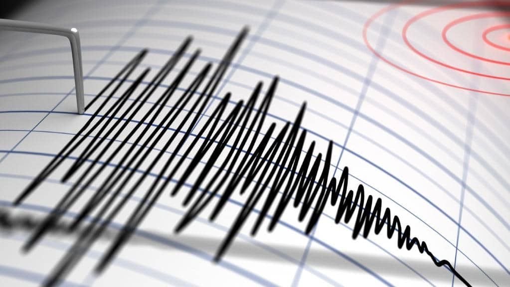 زلزال بقوة 4.1 درجة يضرب جنوب لبنان بالتزامن مع تفجيرات إسرائيلية في تلة علي الطاهر