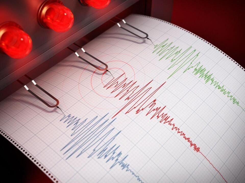 زلزال بقوة 4.1 درجة يضرب جنوب لبنان بالتزامن مع تفجيرات إسرائيلية في تلة علي الطاهر