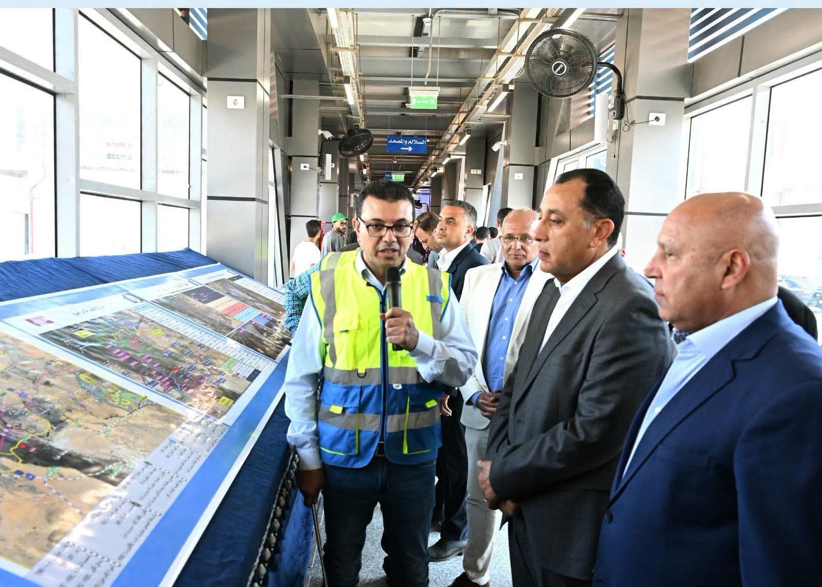 رئيس الوزراء يتفقد المرحلة الثانية من الأتوبيس الترددي BRT بطول 40 كيلومترًا