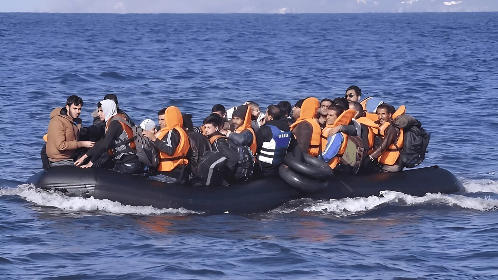 غرق قارب هجرة غير شرعية أمام السواحل اليونانية.. إنقاذ 51 شخصًا بينهم 16 مصريًا وانتشال جثمان مصري 4 غرق قارب هجرة غير شرعية أمام السواحل اليونانية.. إنقاذ 51 شخصًا بينهم 16 مصريًا وانتشال جثمان مصري