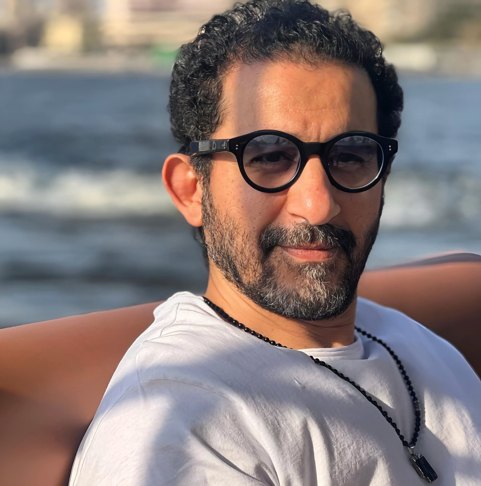 أحمد حلمي يكشف تطورات «حدوتة» و«أضعف خلقه» ويستعد لعودة جديدة إلى المسرح