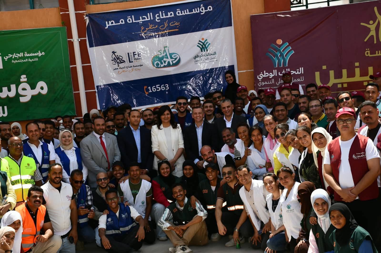 محافظ أسوان يتفقد ختام المرحلة الثالثة من قوافل «إيد واحدة».. أكثر من 23 ألف مواطن يستفيدون من الخدمات والمساعدات