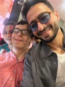 حمادة هلال في مستشفى بهية.. رسالة إنسانية مؤثرة مع الأطفال: «اللهم اشفي كل مريض»
