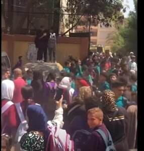 سقوط بوابة مدرسة دار السلام بسبب تزاحم الطلاب والأهالي.. «تعليم القاهرة»: لا وفيات