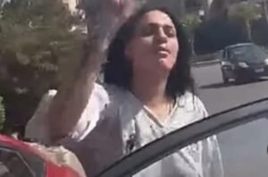 بدء التحقيق مع المتهمة بالتعدي على سائق نقل ذكي ومنعها من تناول مواد كحولية داخل سيارته بالتجمع