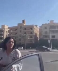 بدء التحقيق مع المتهمة بالتعدي على سائق نقل ذكي ومنعها من تناول مواد كحولية داخل سيارته بالتجمع