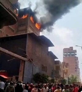 حريق هائل يلتهم مصنعًا بقرية سندسيس في المحلة.. تصاعد كثيف للدخان وجهود مكثفة للسيطرة على النيران